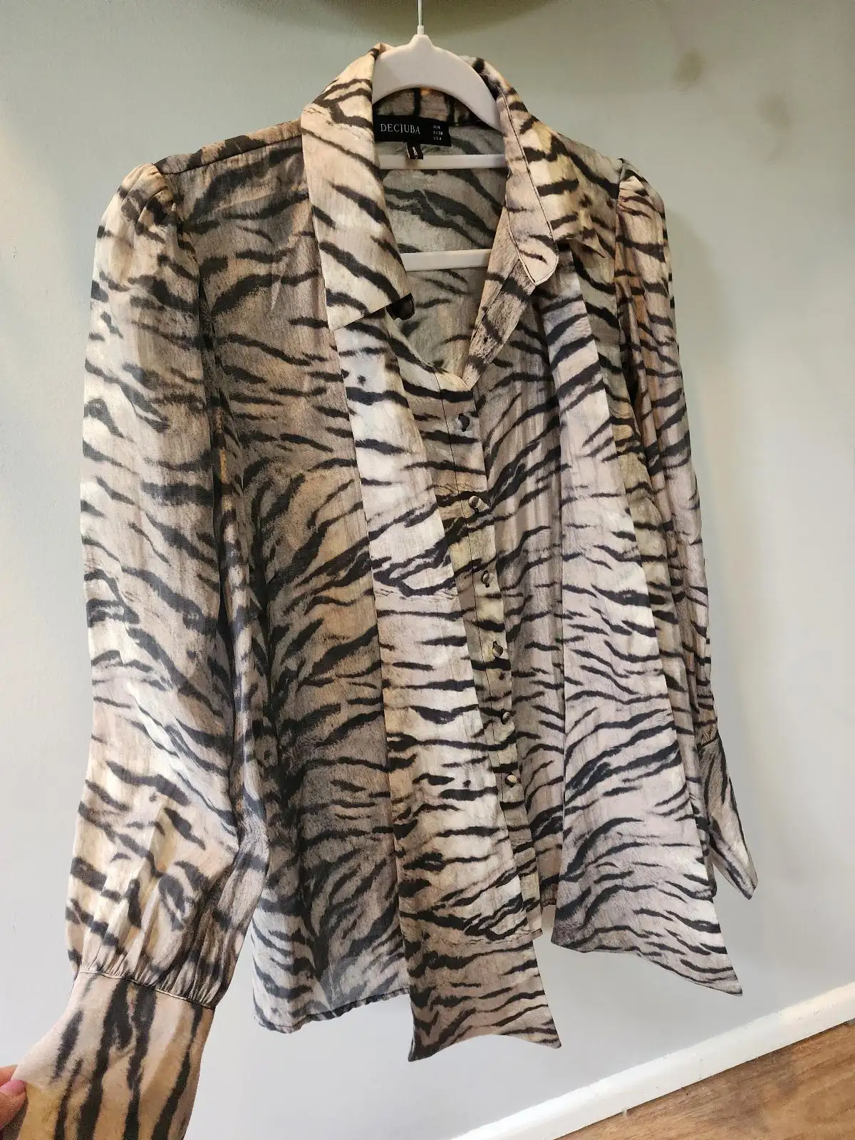 Decjuba Grey Tiger Stripe Animal Print Pussy Bow Tie Neck Blouse Workwear Size 8 – photo 6