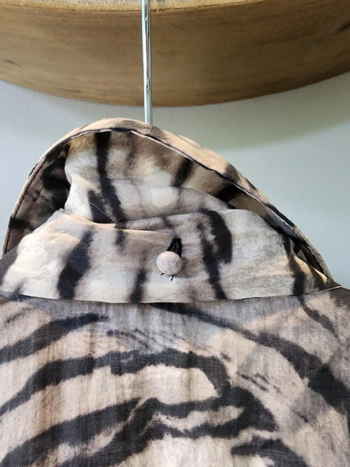 Decjuba Grey Tiger Stripe Animal Print Pussy Bow Tie Neck Blouse Workwear Size 8 – photo 4