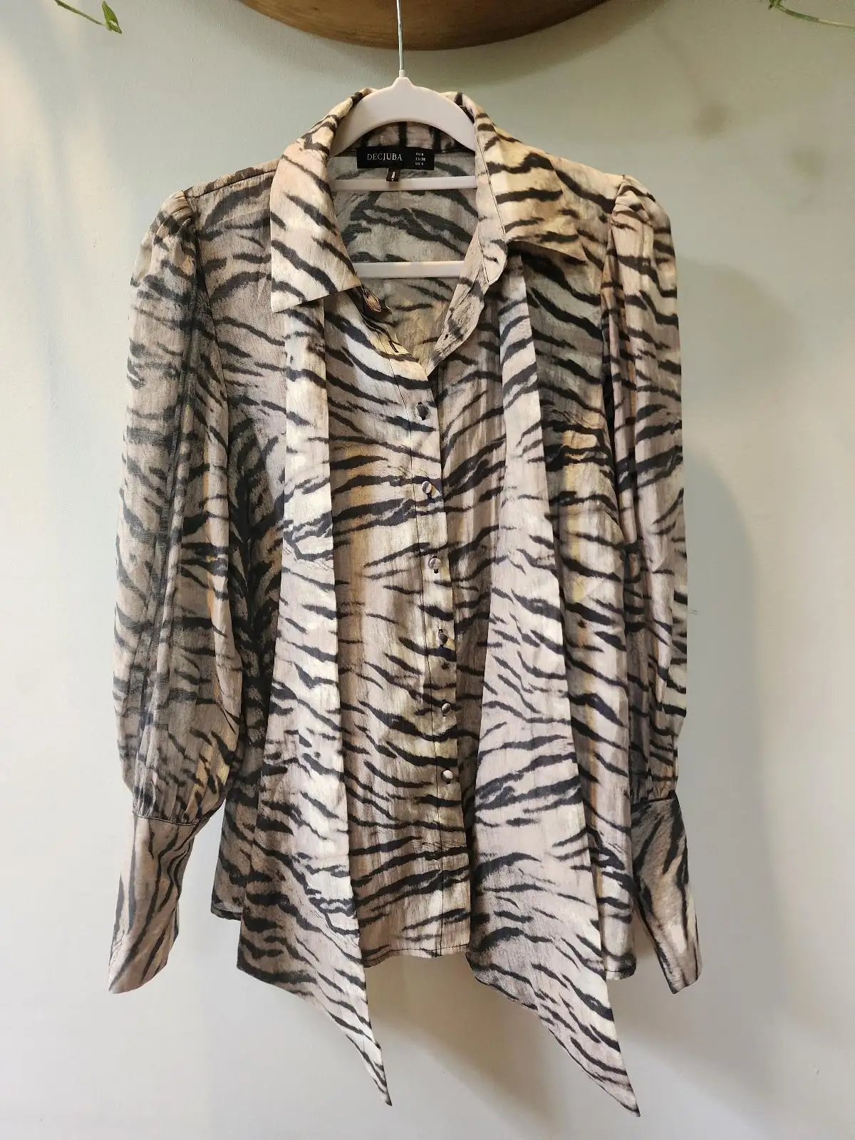 Decjuba Grey Tiger Stripe Animal Print Pussy Bow Tie Neck Blouse Workwear Size 8 – photo 2