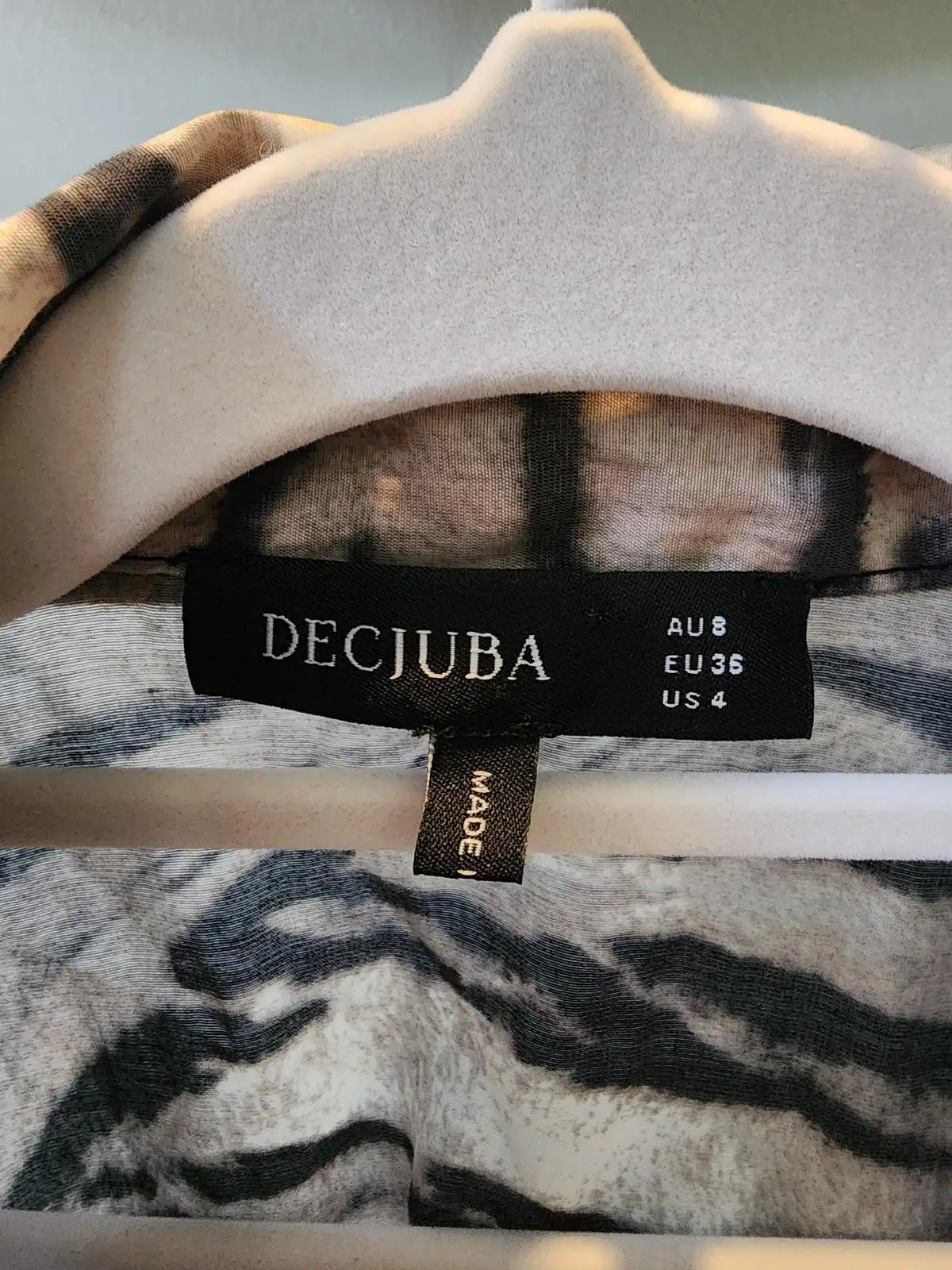 Decjuba Grey Tiger Stripe Animal Print Pussy Bow Tie Neck Blouse Workwear Size 8 – photo 5