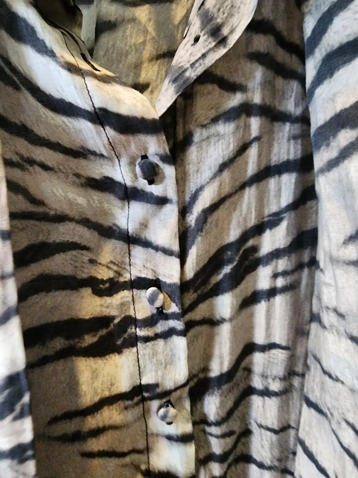 Decjuba Grey Tiger Stripe Animal Print Pussy Bow Tie Neck Blouse Workwear Size 8 – photo 7
