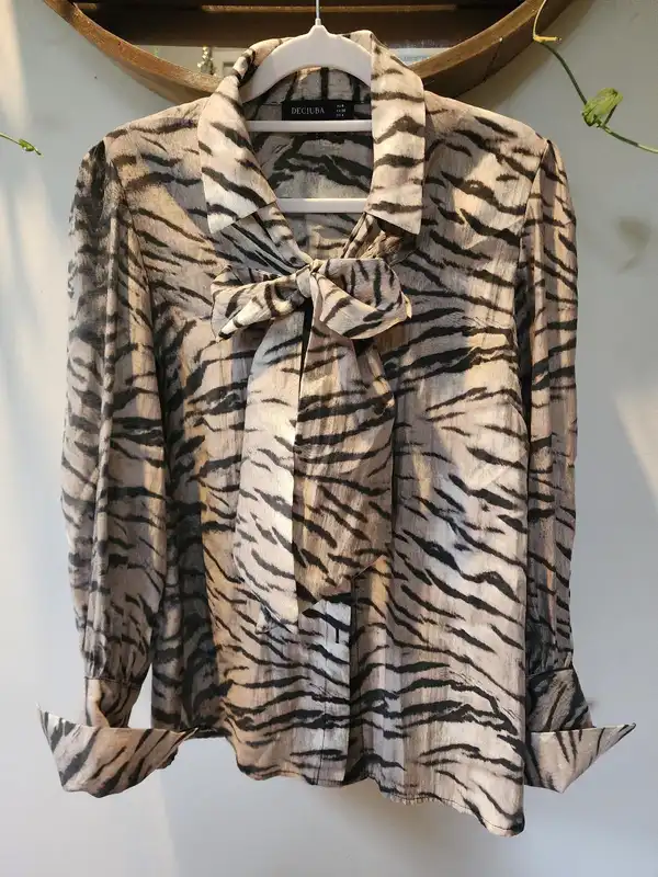 Decjuba Grey Tiger Stripe Animal Print Pussy Bow Tie Neck Blouse Workwear Size 8