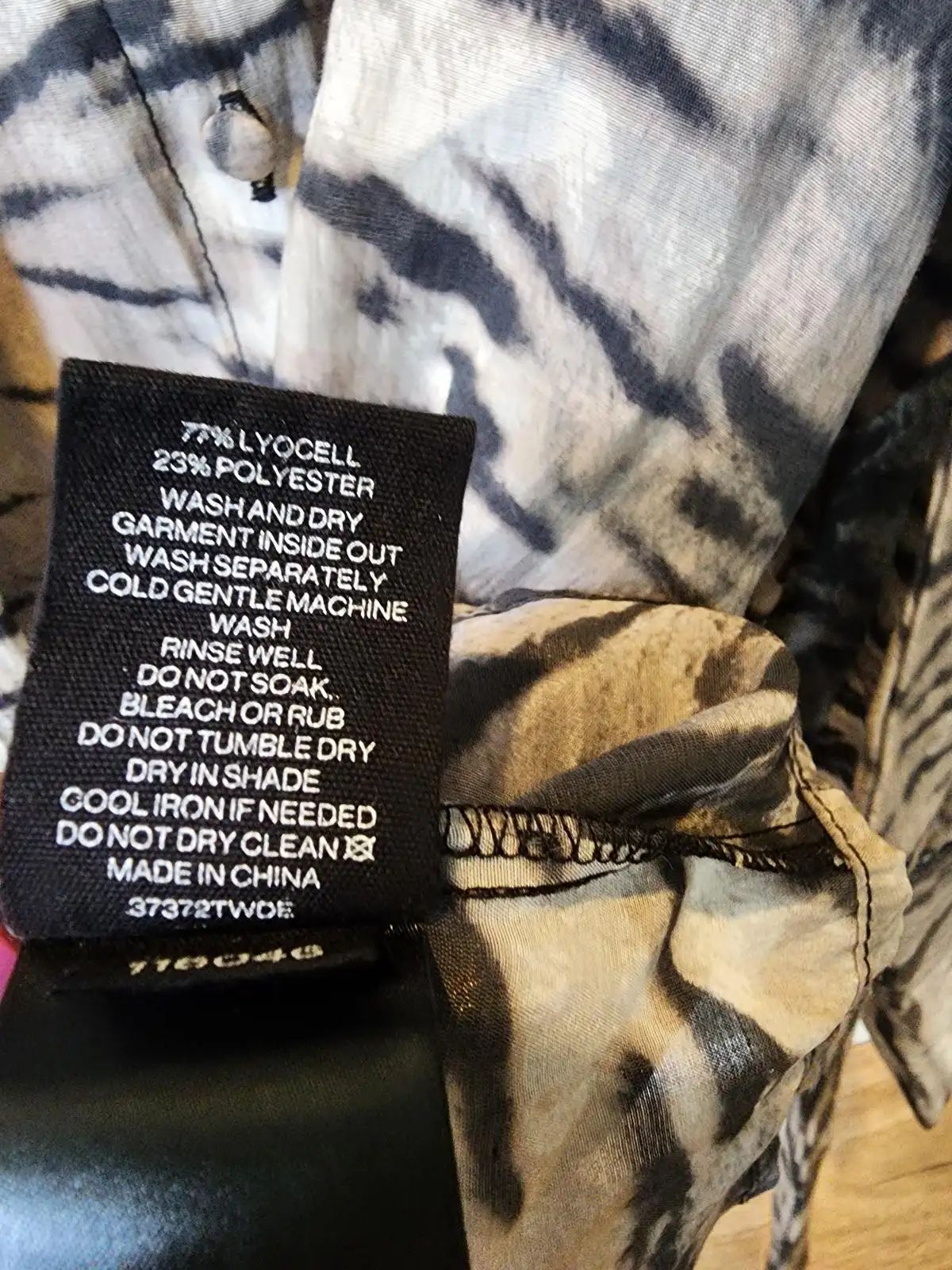 Decjuba Grey Tiger Stripe Animal Print Pussy Bow Tie Neck Blouse Workwear Size 8 – photo 8