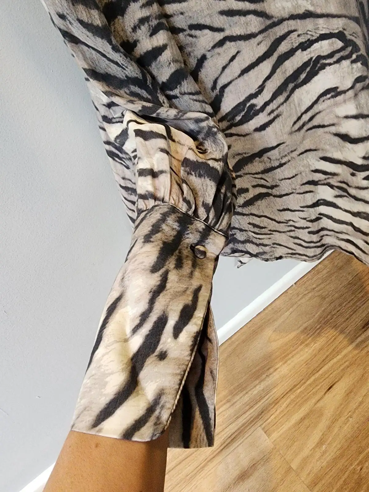 Decjuba Grey Tiger Stripe Animal Print Pussy Bow Tie Neck Blouse Workwear Size 8 – photo 3