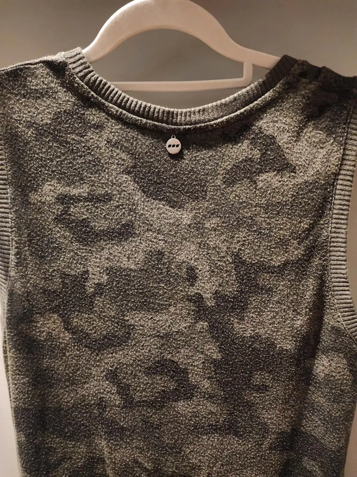 Lorna Jane Uniquely Camo Tank Top Size XS Grey Green Camouflage Knit Active Top – photo 4
