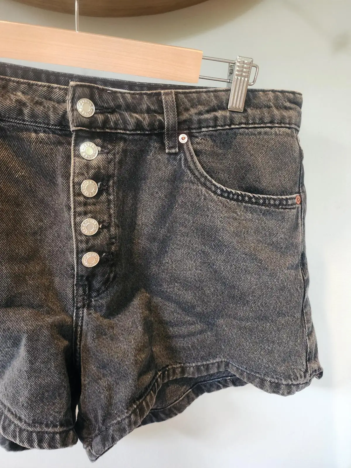 MNG (Mango) Black y2k Acid Wash High Waist Button Fly Denim Grunge Shorts 12-14 – photo 2