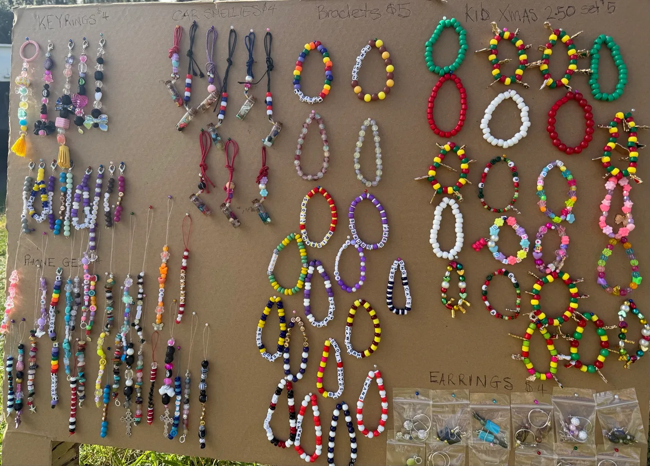 Hand made jewellery and key rings ect . – photo 11