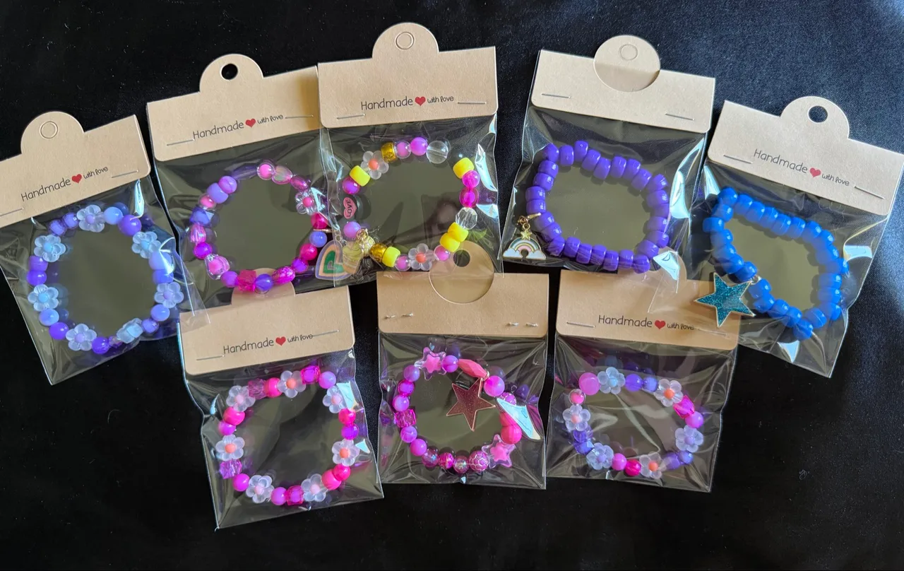 Bracelets , necklace and keychains – photo 2