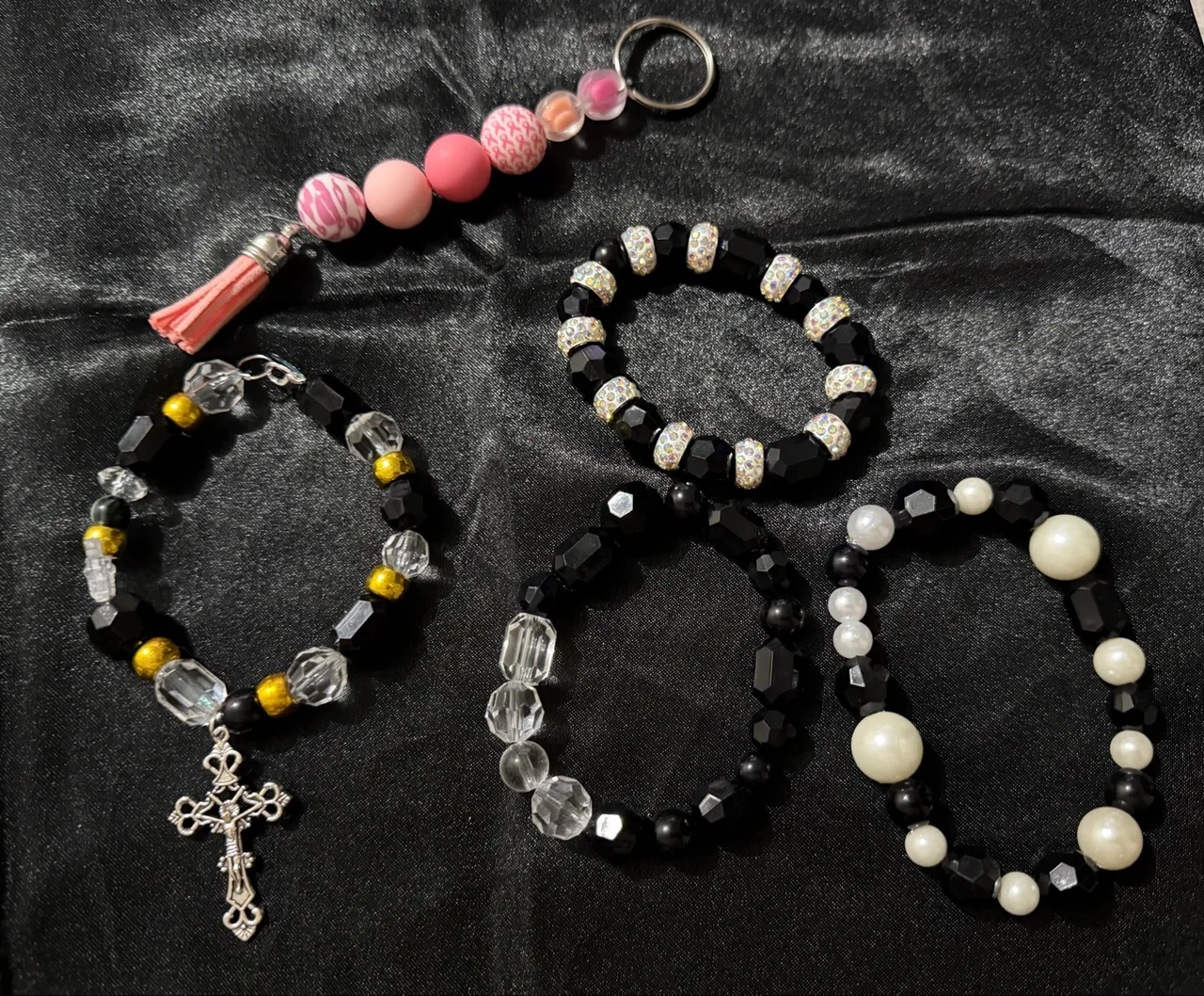 Home made jewellery and keychains phone gems and lots more . – photo 3