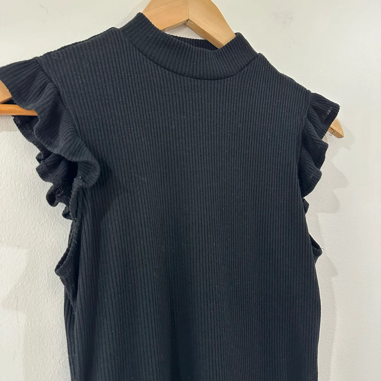 mirrou black ribbed mock neck ruffle sleeve top size m — photo 2