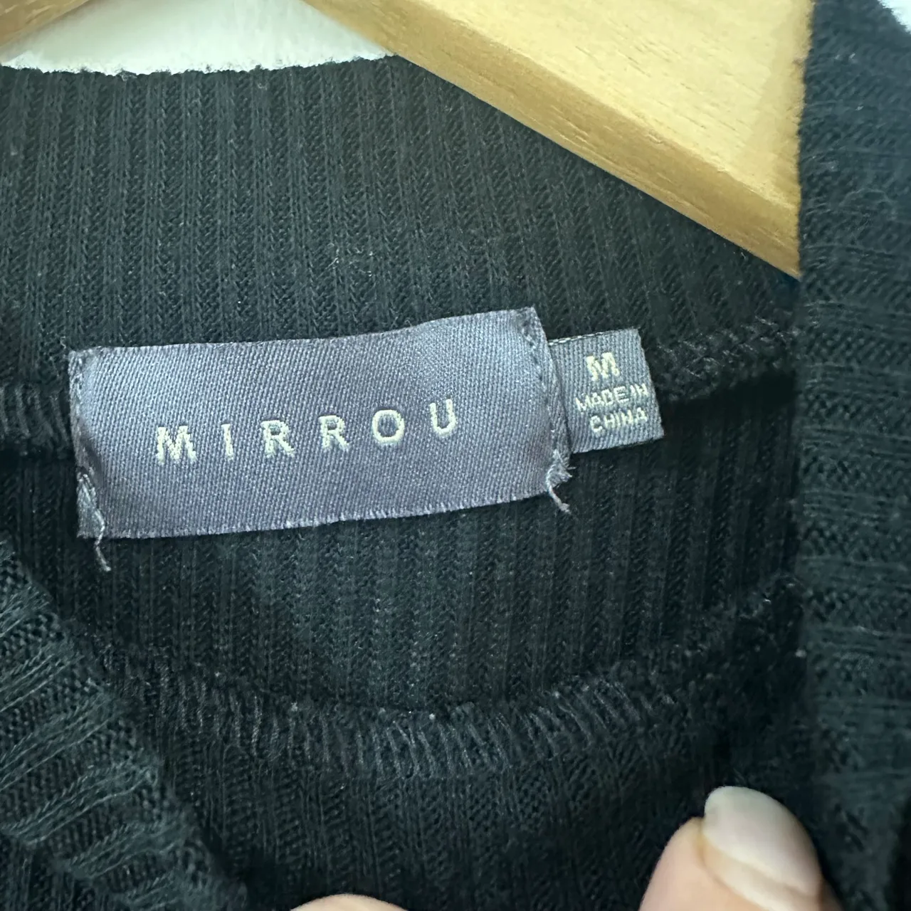 mirrou black ribbed mock neck ruffle sleeve top size m — photo 3