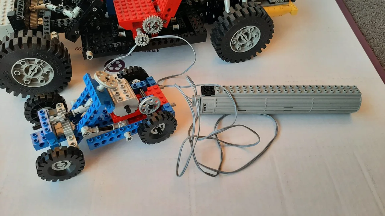 Vintage Lego Technic sets 8860 Car Chassis and 8050 Building Set With Motor – photo 3