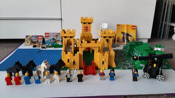 Bulk lot of vintage Lego castle and pirates sets/parts.