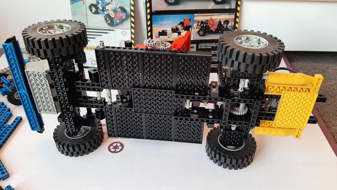 Vintage Lego Technic sets 8860 Car Chassis and 8050 Building Set With Motor – photo 11