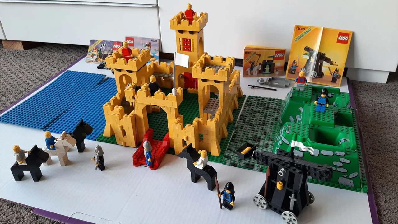 Bulk lot of vintage Lego castle and pirates sets/parts. – photo 2