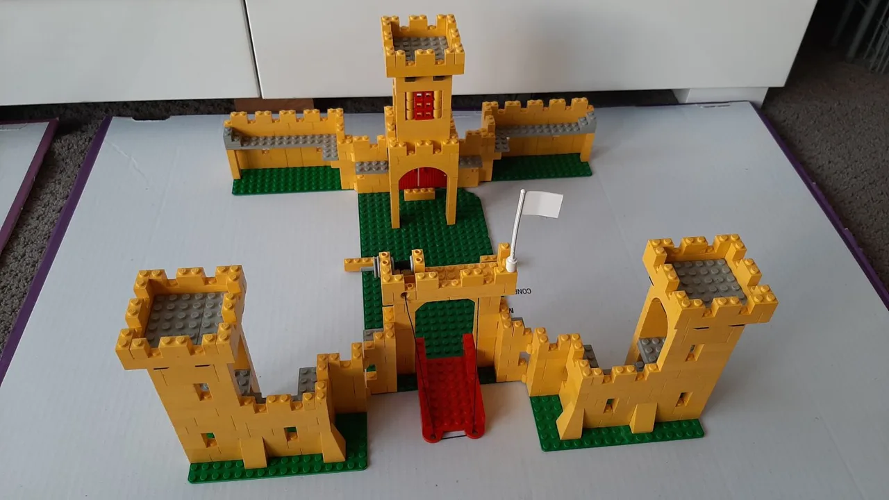 Bulk lot of vintage Lego castle and pirates sets/parts. – photo 8
