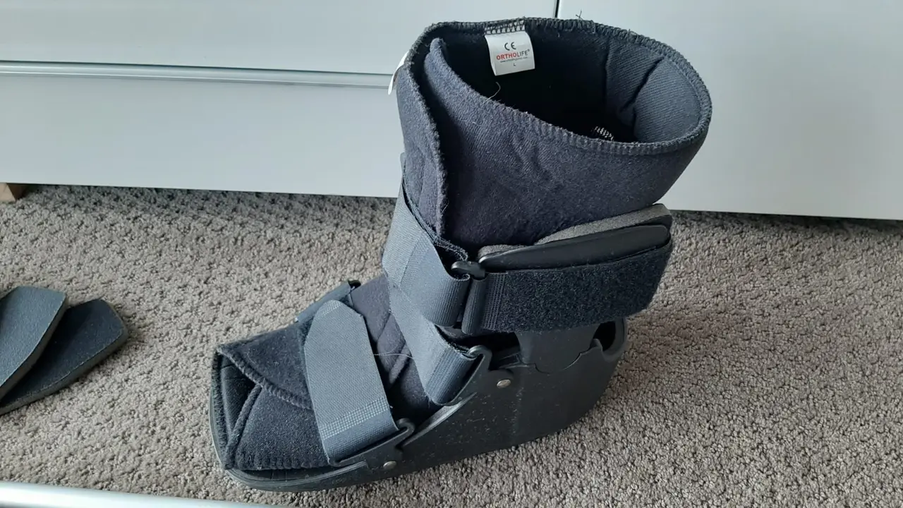 Ortholite cam walker moon boot and Wagner adjustable crutches – photo 6
