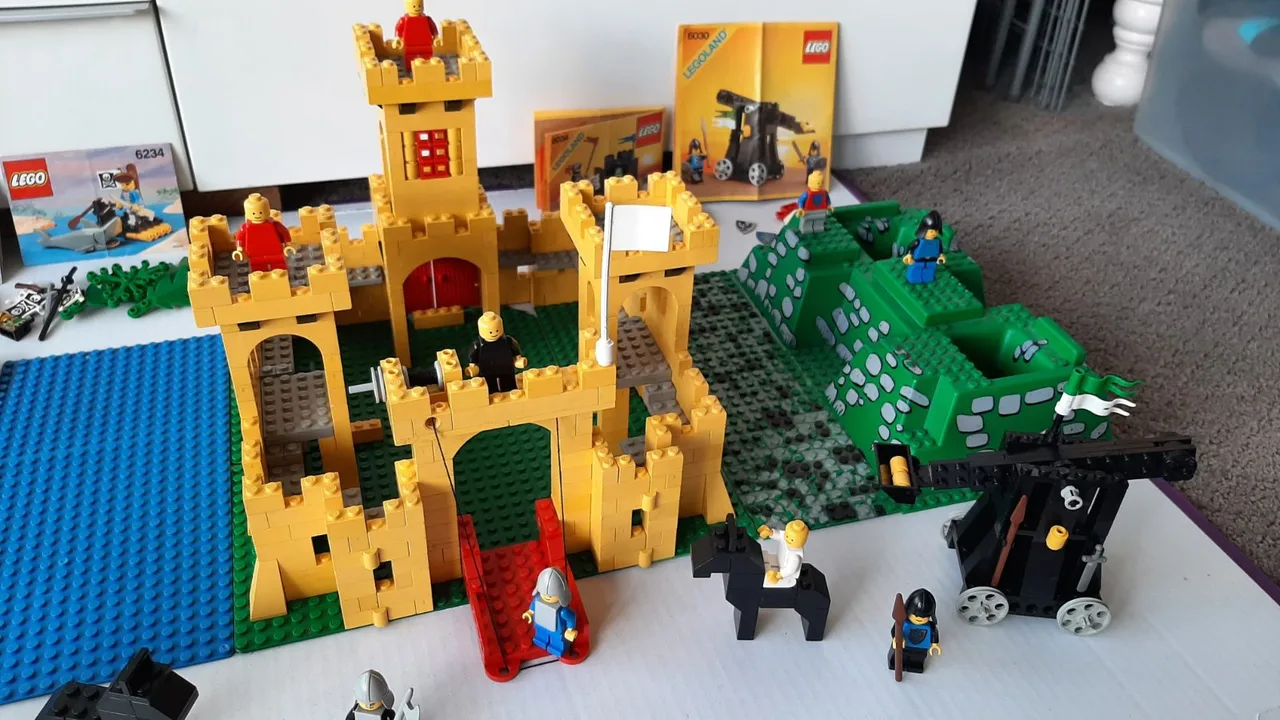 Bulk lot of vintage Lego castle and pirates sets/parts. – photo 4