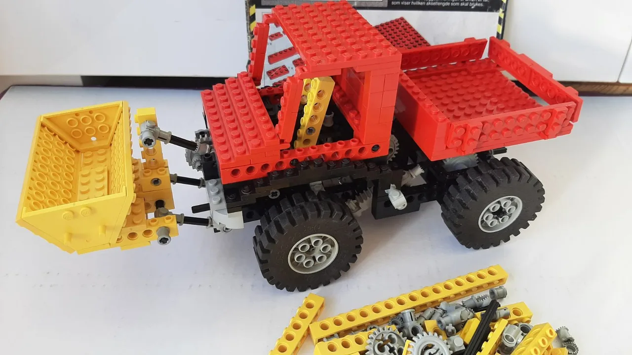 Vintage Lego Technic sets 8848 Power Truck and 8710 Expert Builder Parts Pack – photo 3