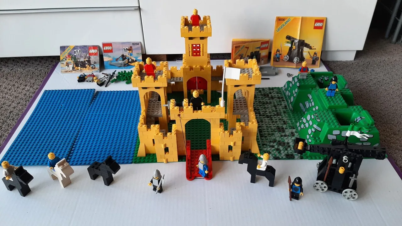 Bulk lot of vintage Lego castle and pirates sets/parts. – photo 5