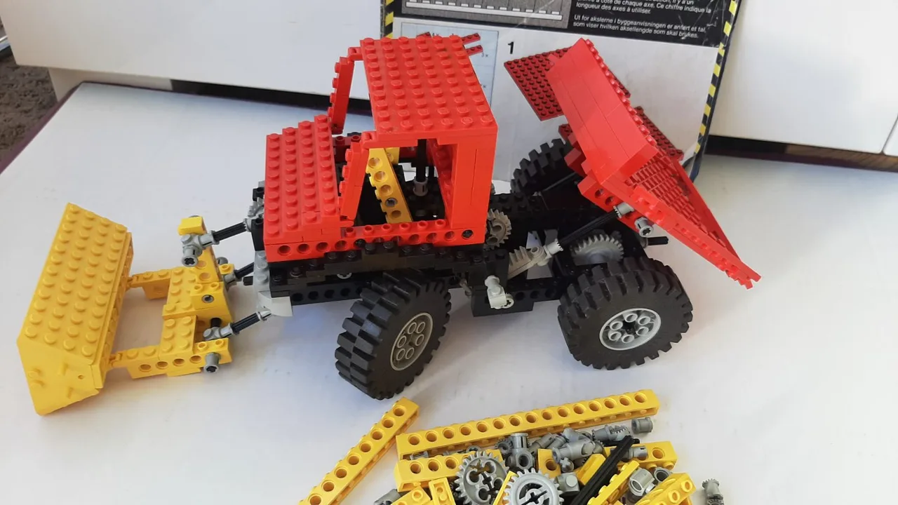 Vintage Lego Technic sets 8848 Power Truck and 8710 Expert Builder Parts Pack – photo 4
