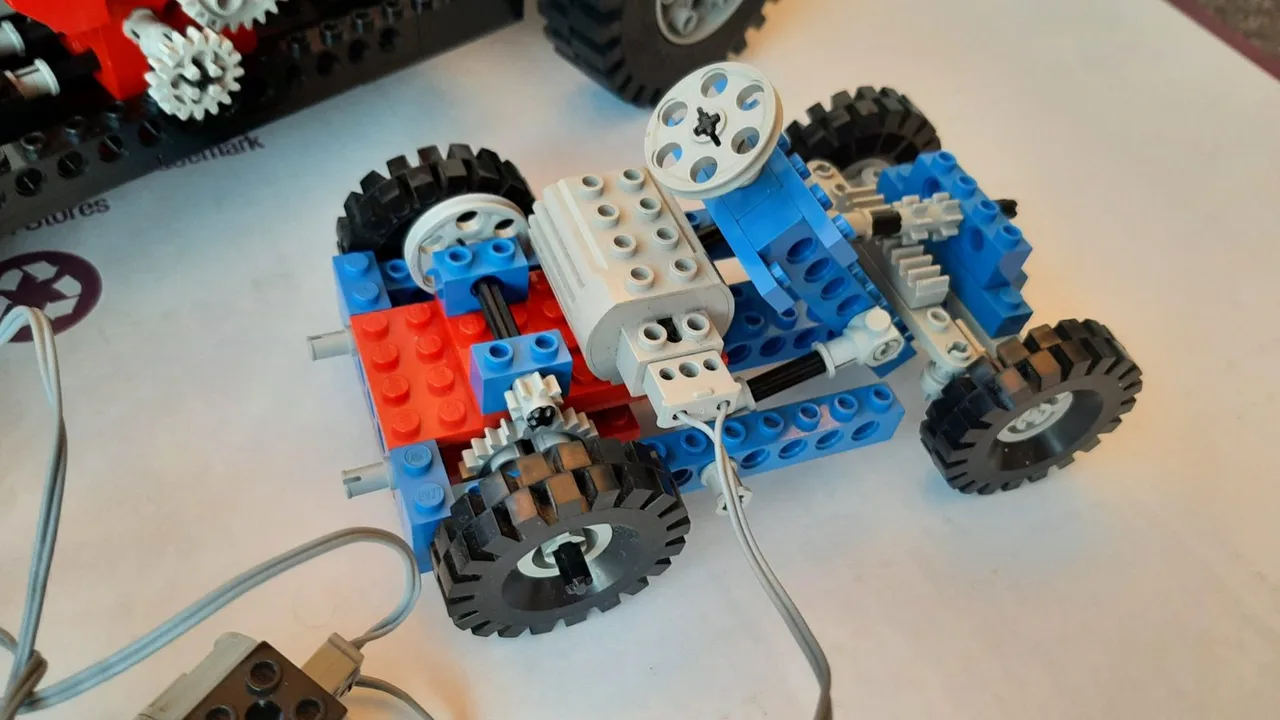 Vintage Lego Technic sets 8860 Car Chassis and 8050 Building Set With Motor – photo 4