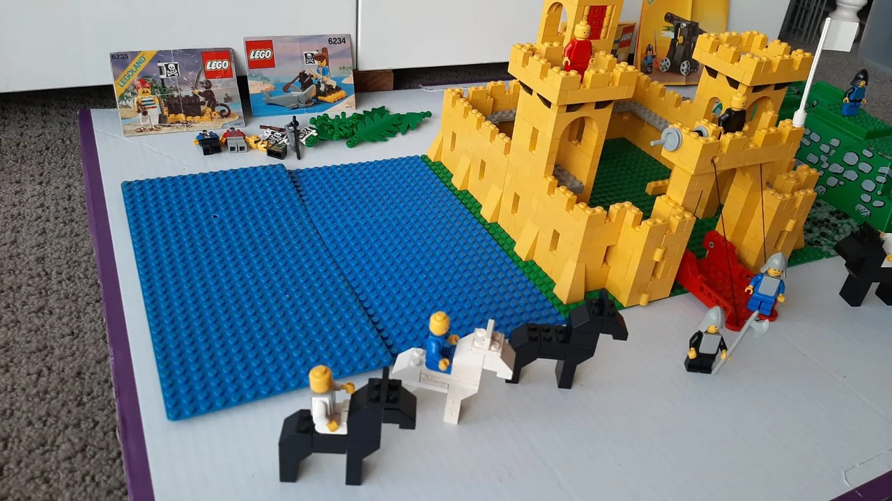 Bulk lot of vintage Lego castle and pirates sets/parts. – photo 3