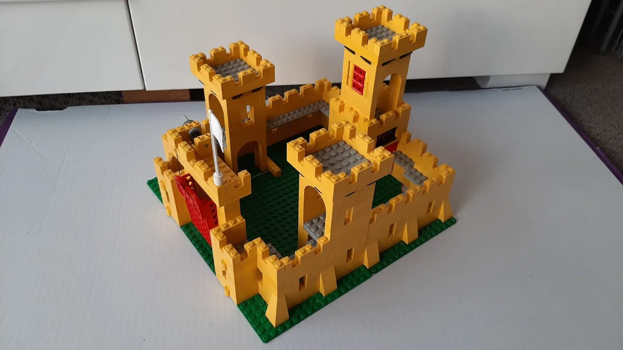Bulk lot of vintage Lego castle and pirates sets/parts. – photo 6