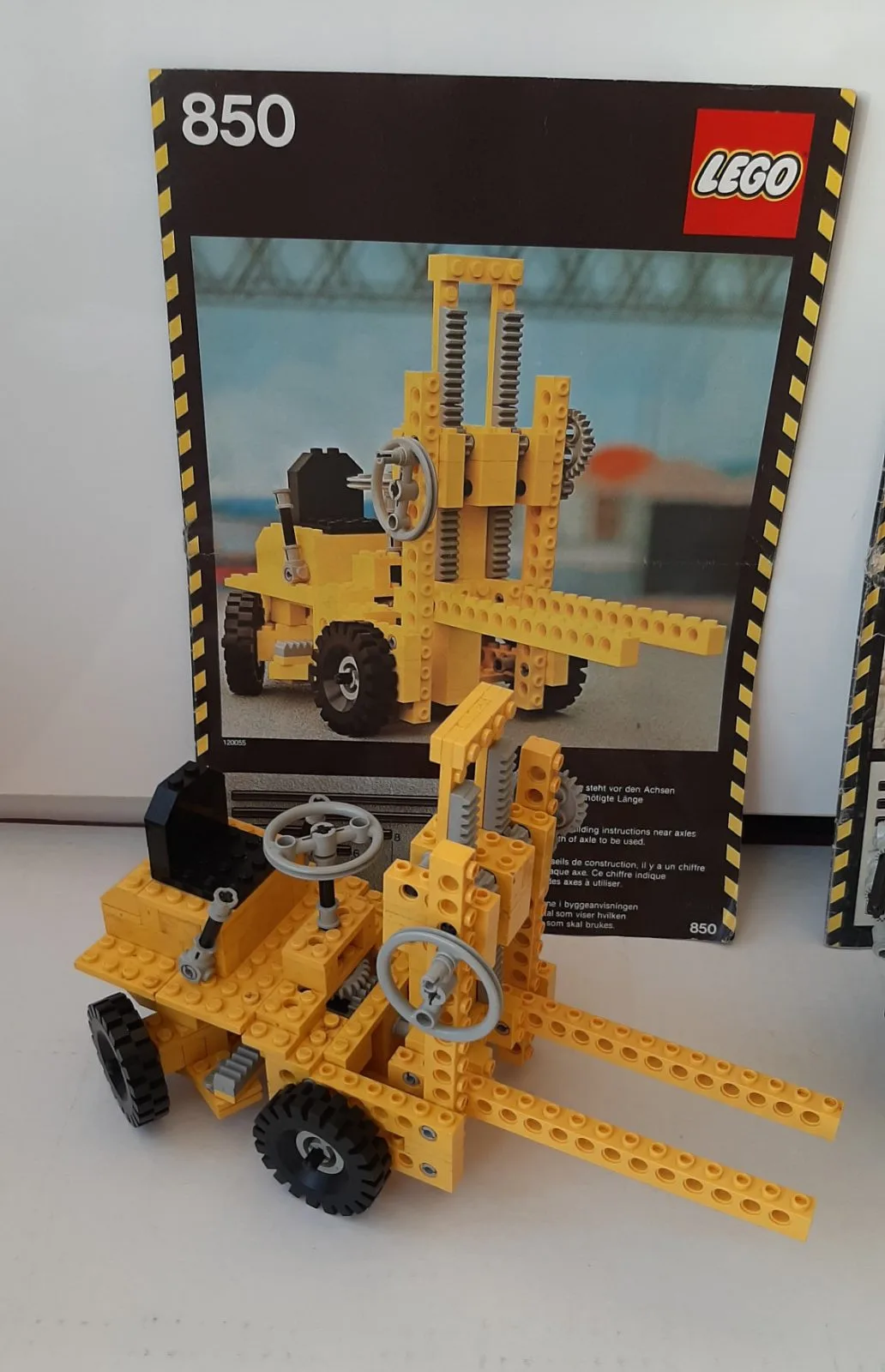 Vintage Lego Technic sets 8846 Tow Truck and 850 Fork Lift – photo 3