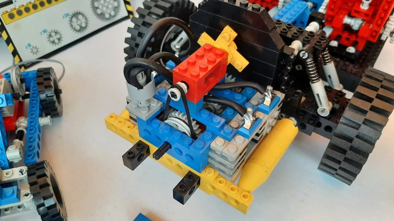 Vintage Lego Technic sets 8860 Car Chassis and 8050 Building Set With Motor – photo 6