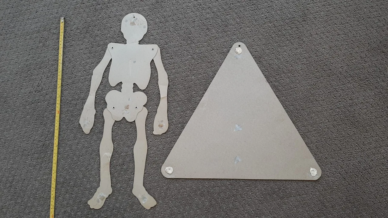 Giant sized Skeleton and Skull from 1980s card cut outs – photo 7