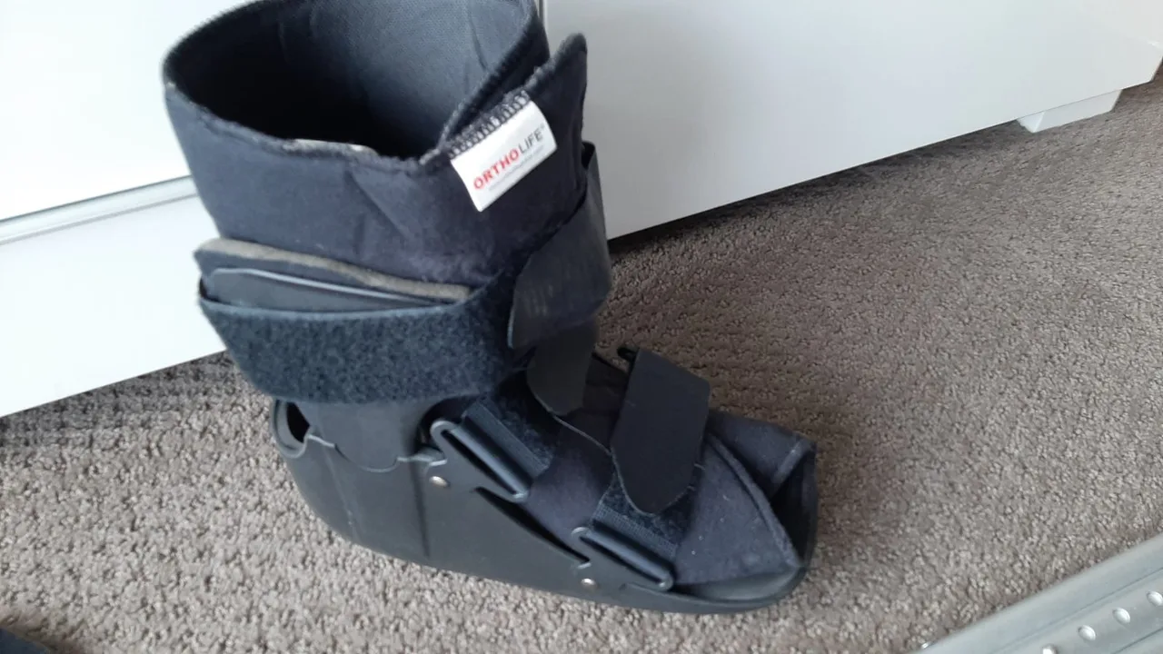 Ortholite cam walker moon boot and Wagner adjustable crutches – photo 8