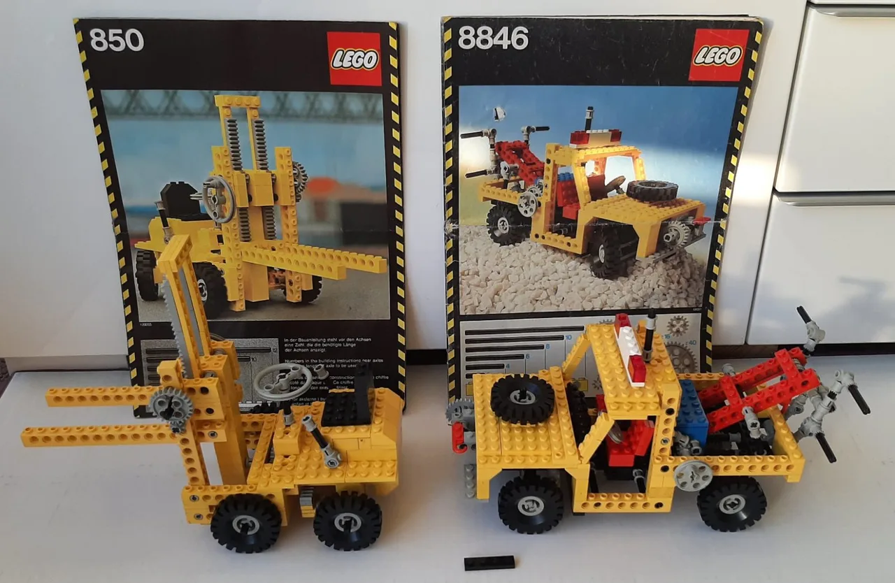 Vintage Lego Technic sets 8846 Tow Truck and 850 Fork Lift – photo 4