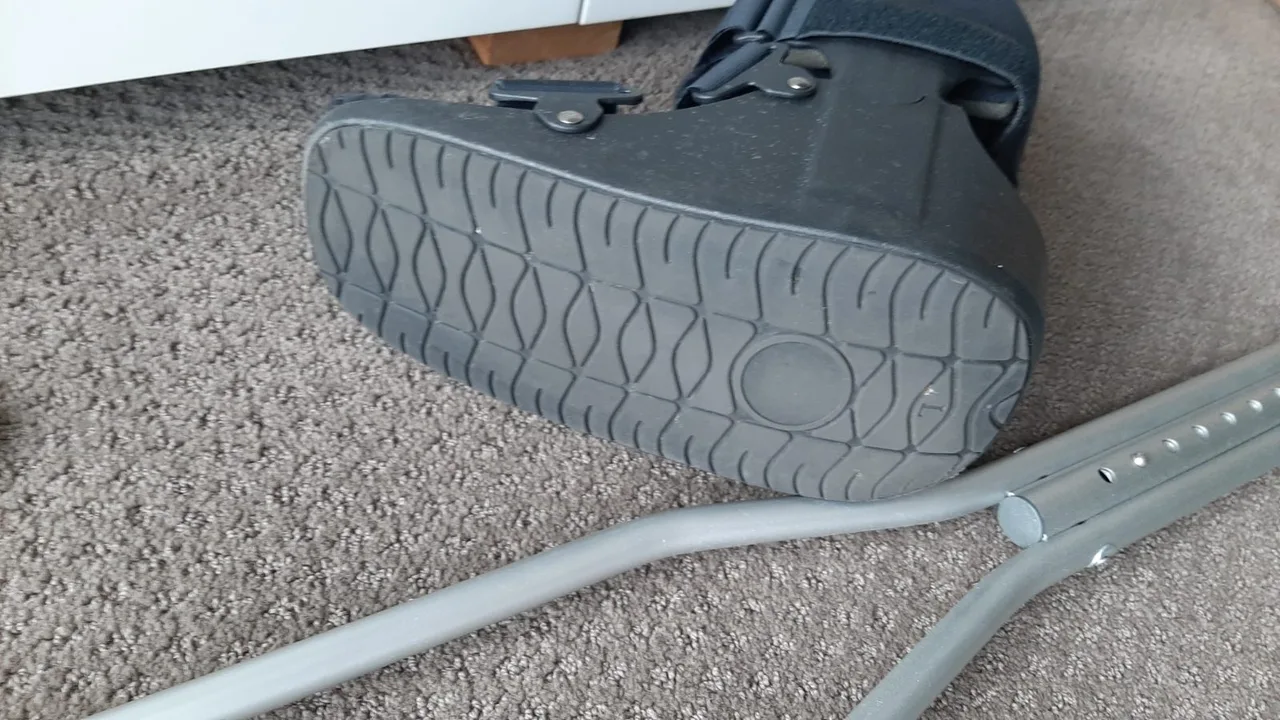 Ortholite cam walker moon boot and Wagner adjustable crutches – photo 10