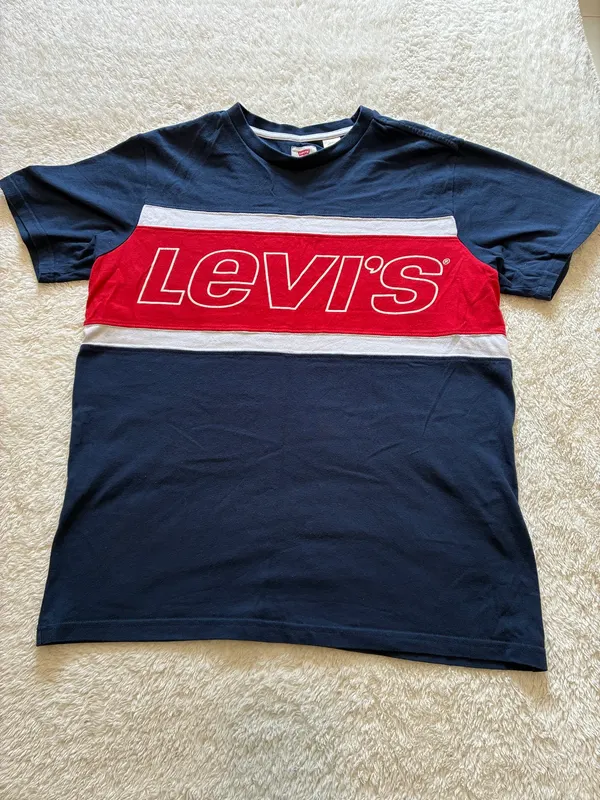 Men’s medium Levi’s T-shirt