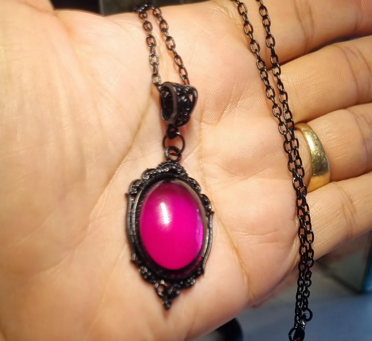 Pink oval pendant with chain – photo 3