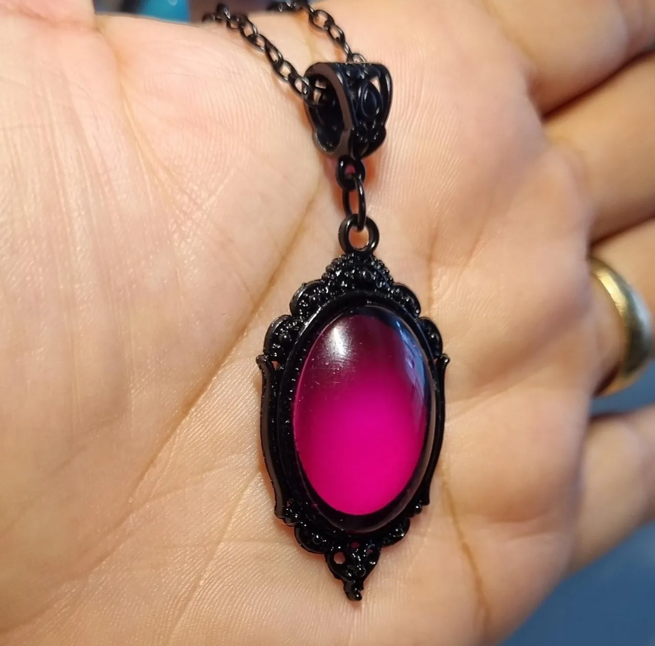 Pink oval pendant with chain – photo 2