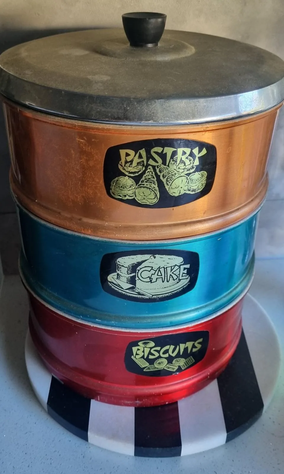 Retro Pastry Tins 3 tier — photo 3