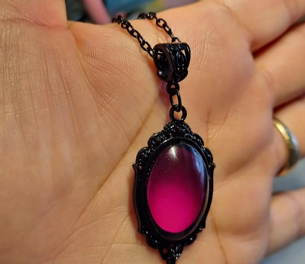 Pink oval pendant with chain – photo 6