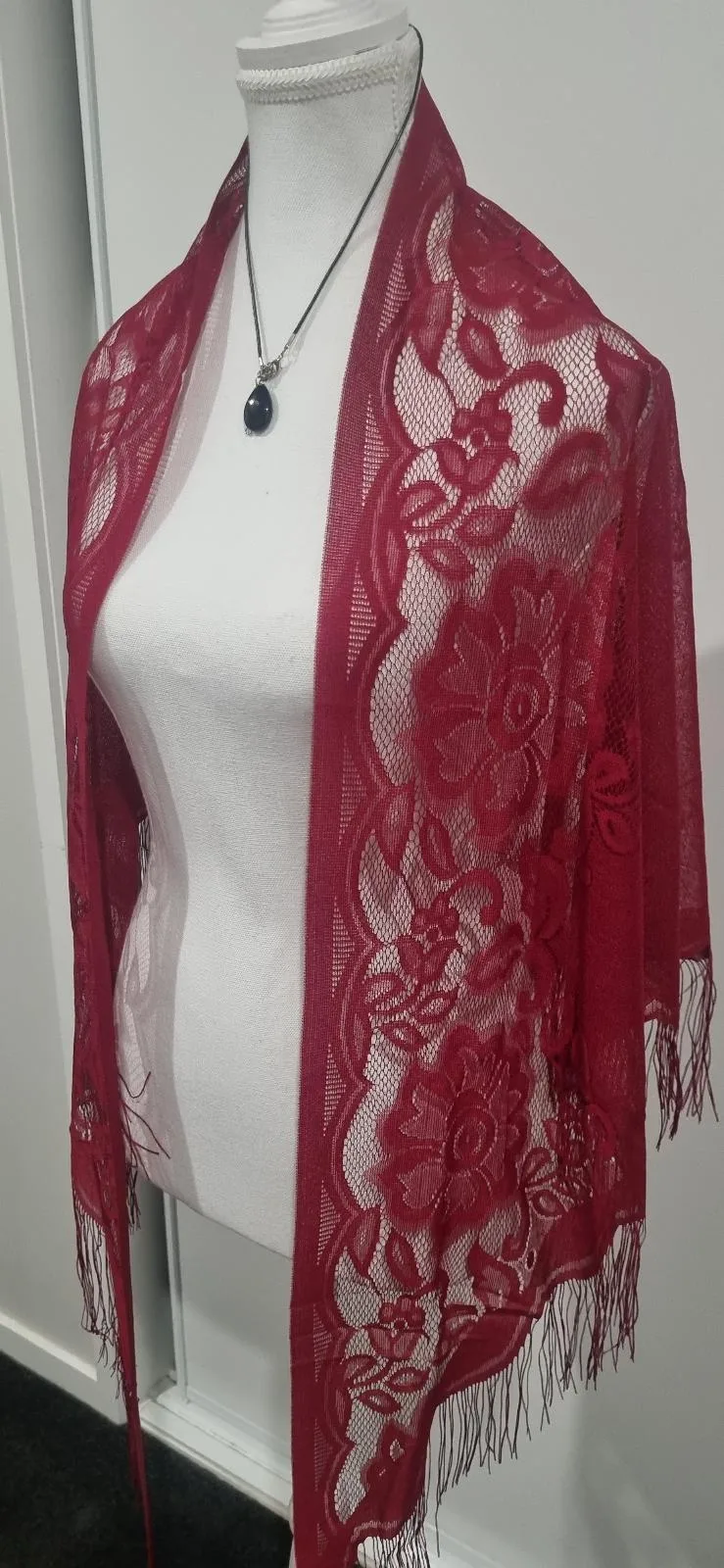 Shawl Red with tassels — photo 3