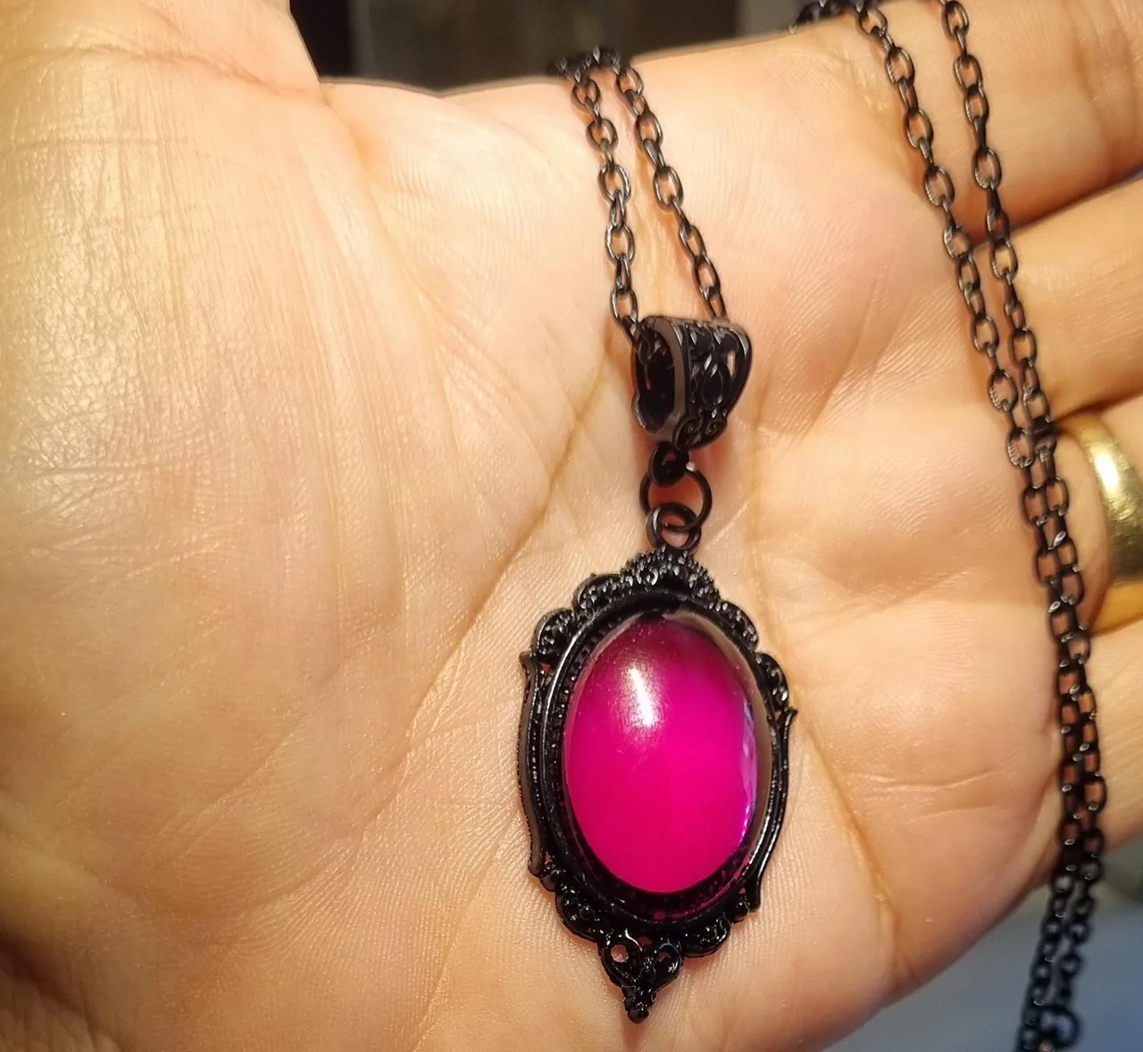 Pink oval pendant with chain – photo 4