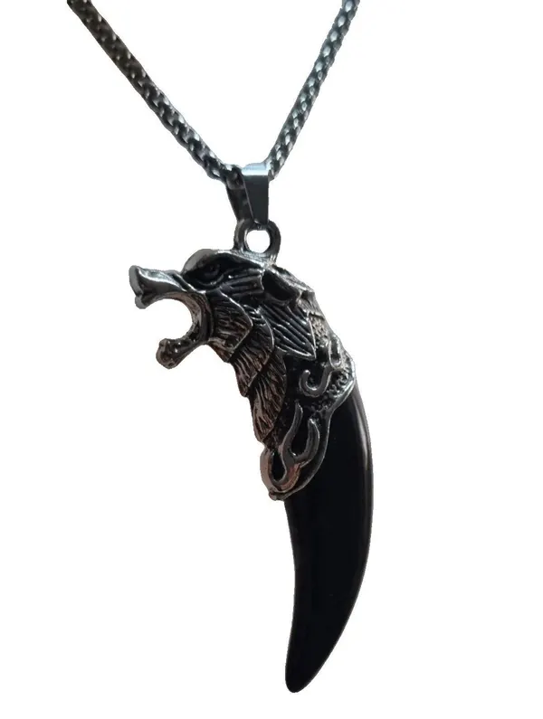 Pendant wolf head with tooth
