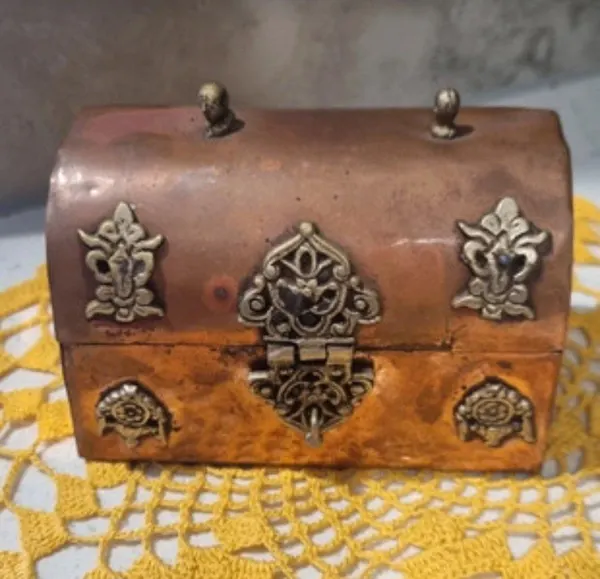 Treasure chest trinket box