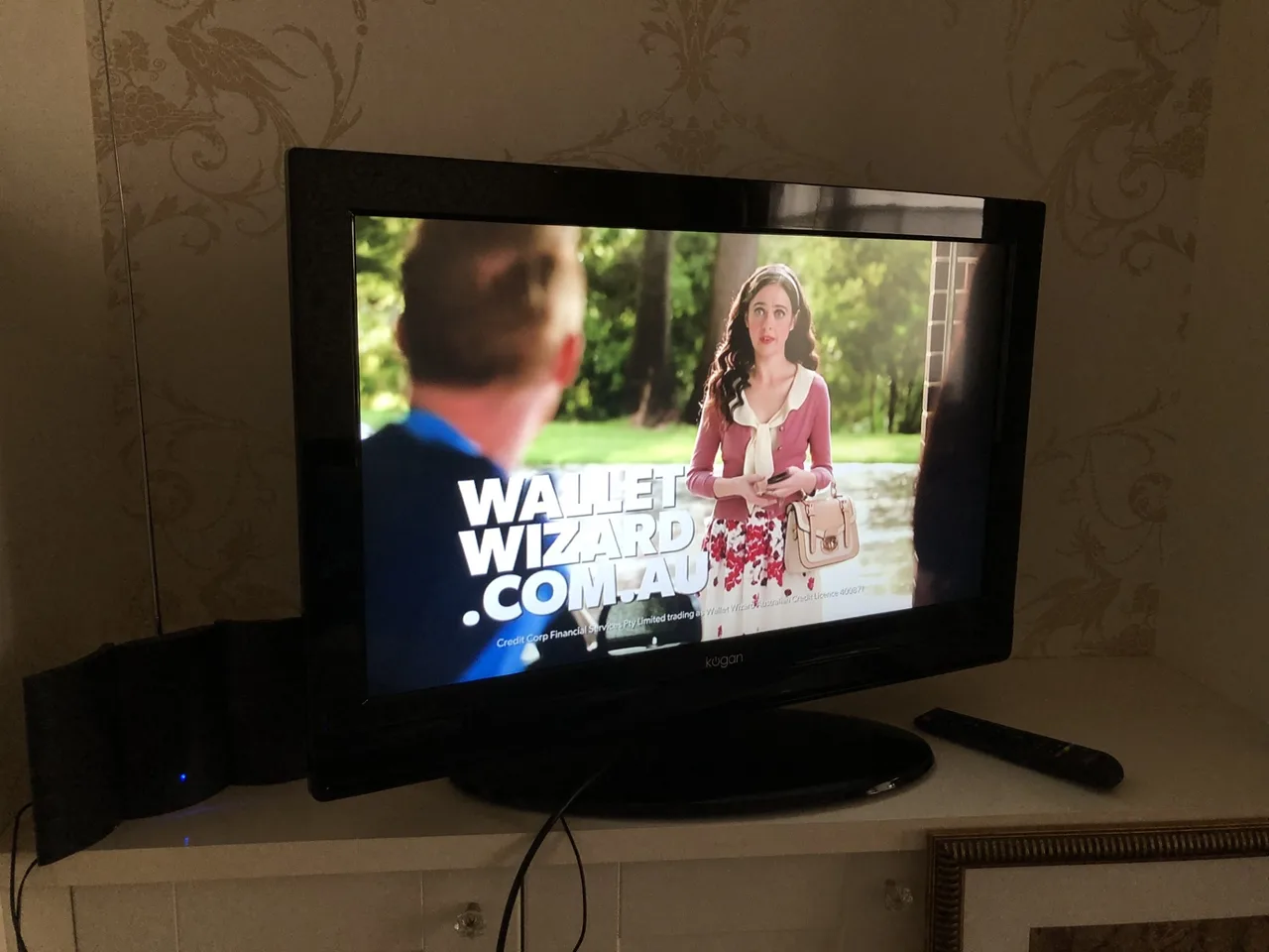 32inch LCD Kogan FHD 1080P TV + Remote + Internal TV antenna — photo 3