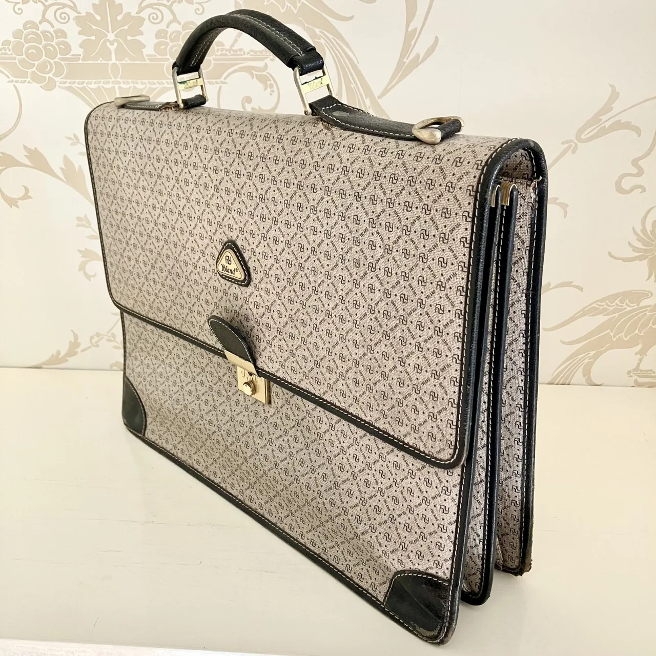 YOLAND Attache Case, Business Briefcase with distinctive Y branding — photo 2