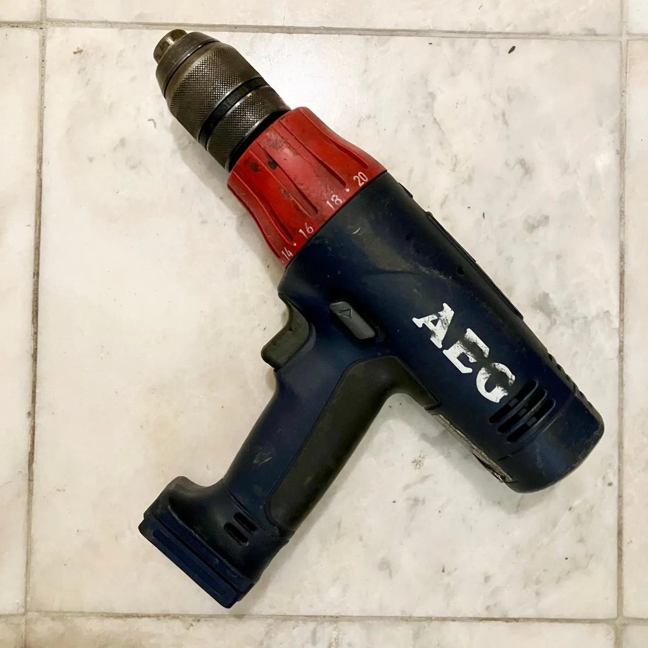 clean working AEG 14.4V Cordless Hammer Drill – Battery, Charger & Case – photo 4