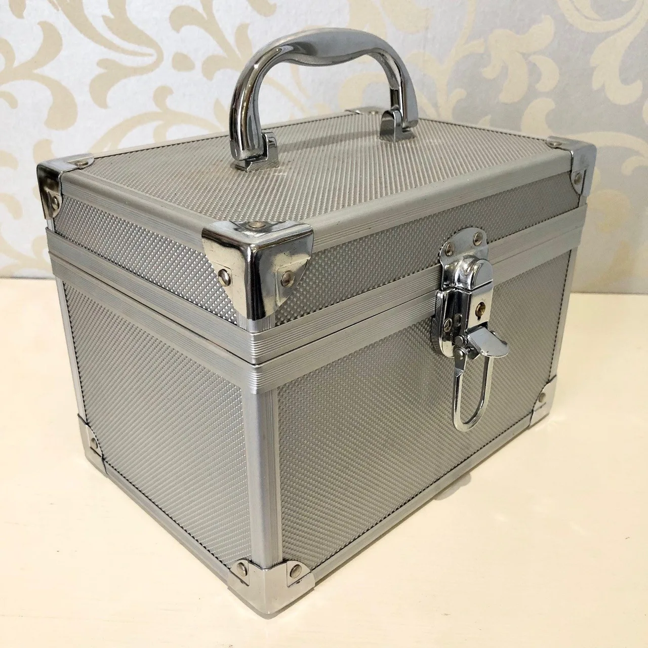 Silver Portable Aluminum Vanity Case Box — photo 2