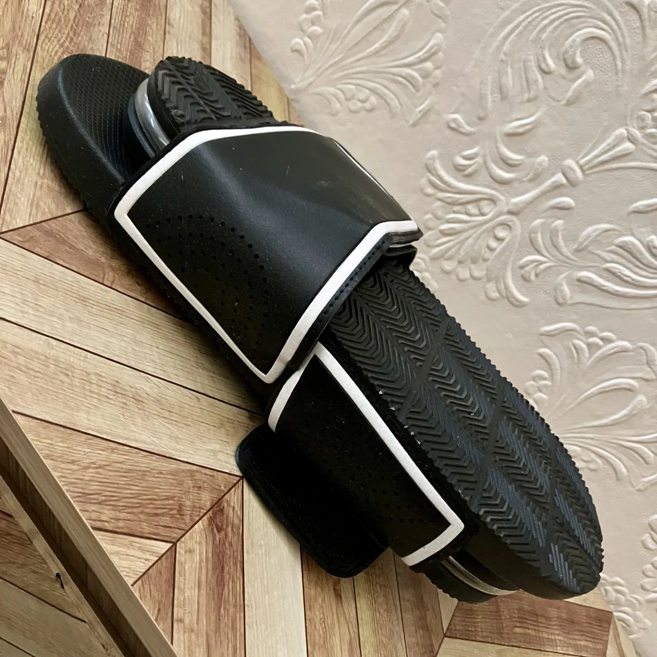 UNUSED Unisex Size 10 Black & White Sandals — photo 6