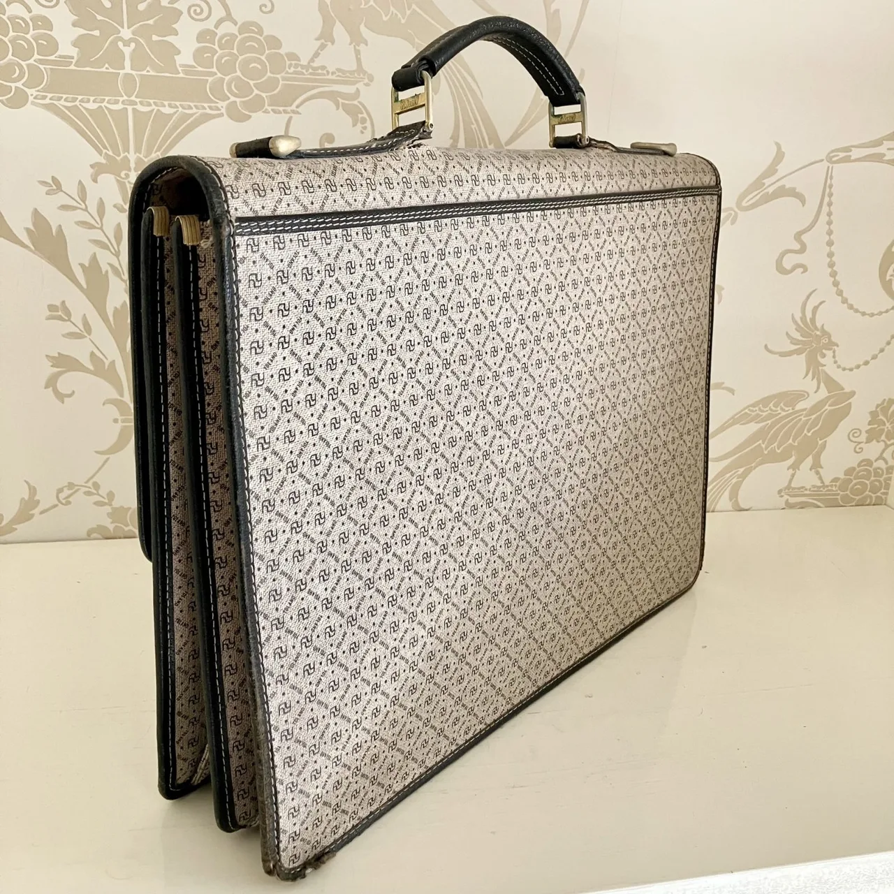 YOLAND Attache Case, Business Briefcase with distinctive Y branding — photo 5