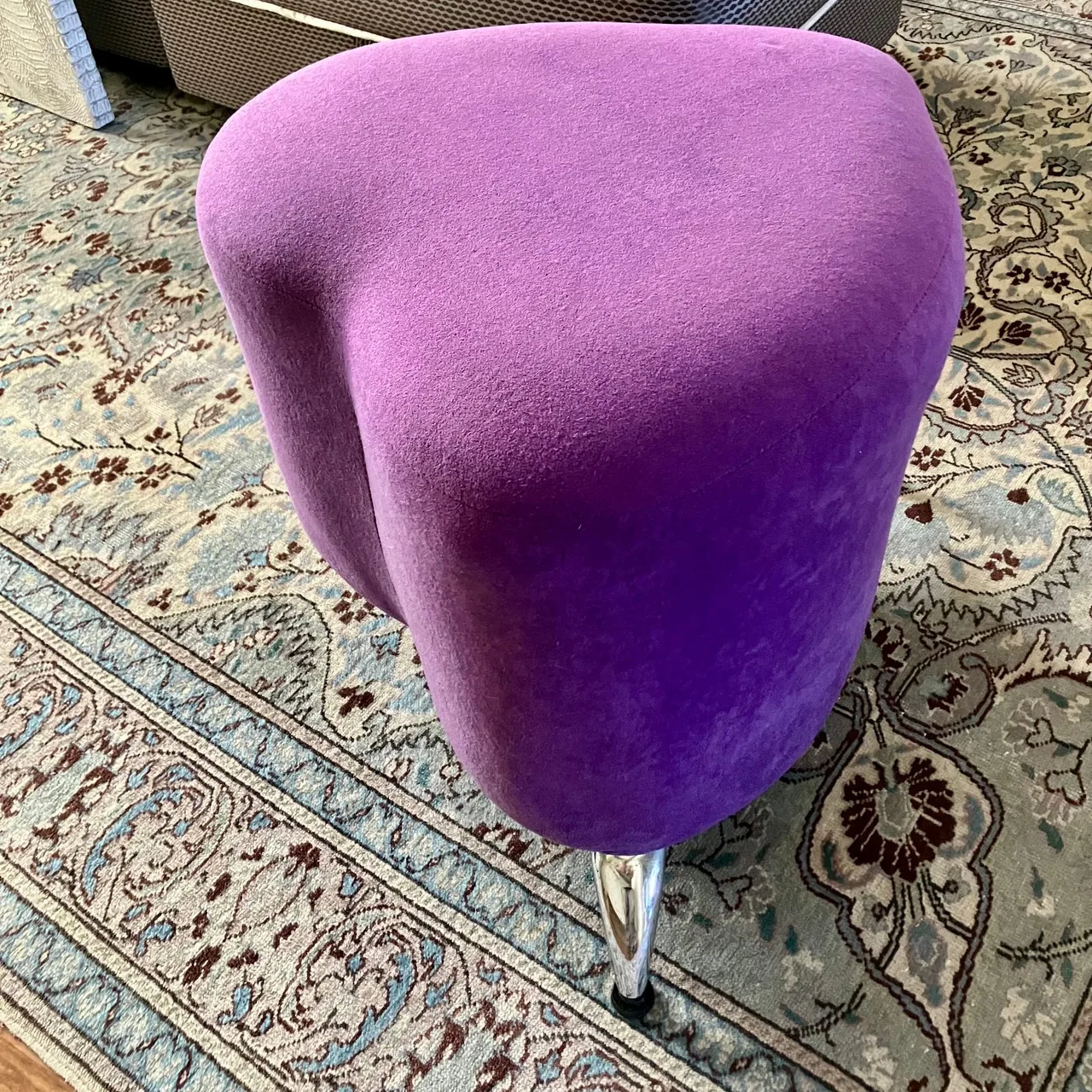 LOVE AT FIRST SIT! Royal Purple Velvet Heart Ottoman — photo 4